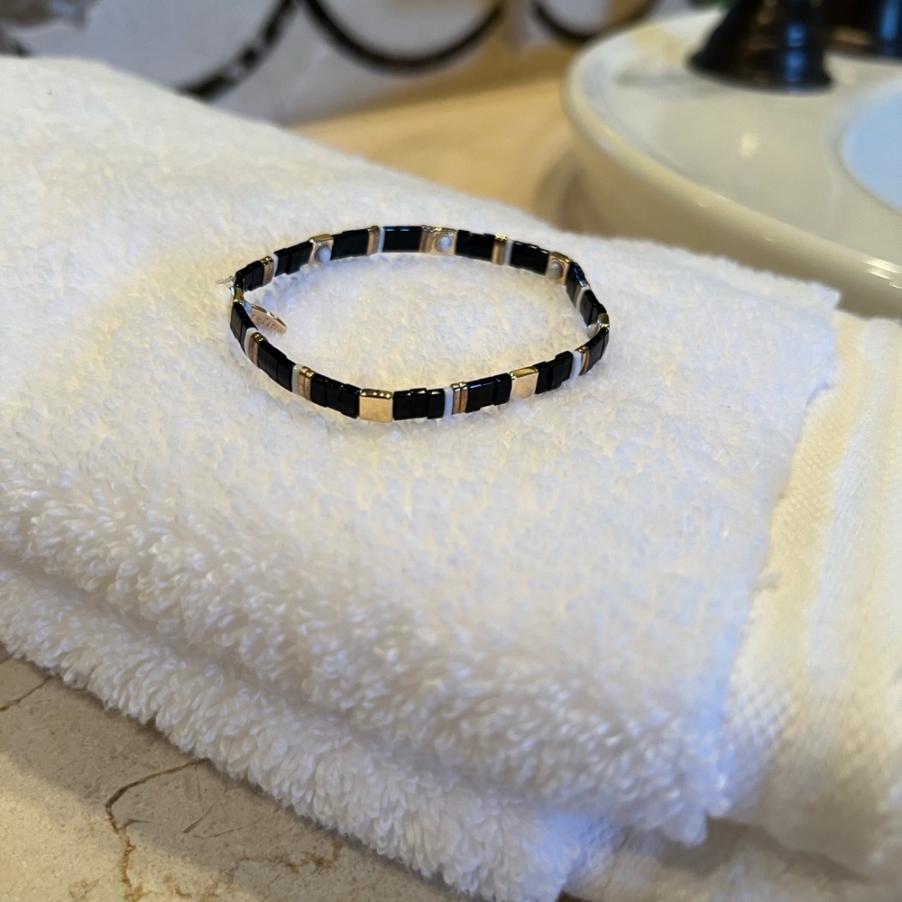 Beaded Chicklet Bracelet in Black and Gold - Picture 4 of 4